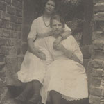 Milda Bräuer, verh. Neitsch, mit einer Freundin in der Klosterruine Nimbschen, ca. 1922.