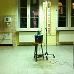 Ulla Nentwig 2014 "Freude" Rauminstallation in der ehemaligen Küche eines Bürohauses, Seifenblasenmaschine, Generator, Hocker, Liege Zählliste an Wand