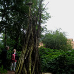 Ulla Nentwig 2012 "Gabe I" Opfergabe eines Fisches auf ca 5m hohem Holzturm