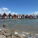 Village de pêcheurs avec les maisons à un ètage et les toits en feuilles de palmiers