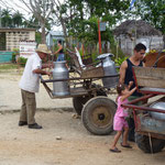 livraison du lait au camion dans le village