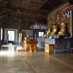 L'intérieur d'un temple. Rien à voir avec ceux de la Thaïlande