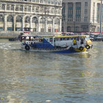 Bateau bus sur le fleuve à Manille. Un vieux bus posé sur le bateau, d'où le nom "bateau-bus !!!!!!