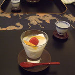 ソフト杏仁豆腐、苺と金柑