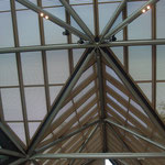 幾何学模様のガラス屋根　ここから光が・・・