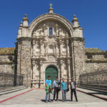 in Lampa vor der Kirche mit Philip, Aleksandro und Juan Diego