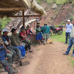 Klaus (von La Balanza) redet vor den Dorfbewohnern