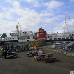 am Hafen von Ardrossan, die Fähre läuft ein
