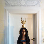 Model Isis-Hathor: geflochtene Perücke mit Geierhaube und Hathor-Krone (Kuhgehörn und Sonnenscheibe) und Halskragen mit Türkis. Jaspis und Sodalith