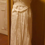 Ein weißes Trägerkleid mit Plissierungen