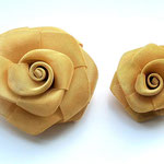 Лот №62.Объемные броши-цветы Кеннет Джей Лейн,сделаны из тонкой металлической сетки.Легкие по весу.Размер большой-7.4 см,маленькой-5.3 см. Цены- 1600 и 1200 грн