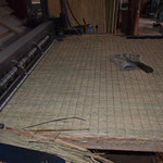 稲わら畳の原型が押し出されてきます