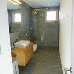Bad mit Dusche und Einbauschrank