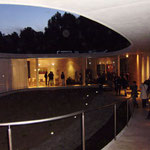 El patio interior de la casa White O al anochecer