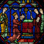 Charlemagne offre des reliques à une église, sur l'une des verrières du déambulatoire. Photo Henri Gaud/ CIV, Evêché de Chartres