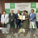 永見市長、土公支部長をはさんで伝達式に出席した国立分区保護司の皆さん