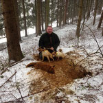 31.01.2014: Der in der Nacht beschossene Fuchs flüchtete noch in den Bau und verendete dort. Rocky hat ihn nur mehr rausziehen müssen, und gleich darauf zu Übungszwecken auch Kira nochmal