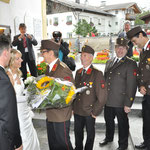 Die Abordnung der Feuerwehr beim Überbringen der Glückwünsche