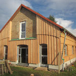Fassadendämmung mit Seegras und Holzverschalung