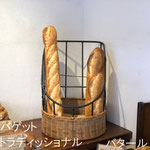 （左）バゲット トラディショナル　￥295+8%　（右）バタール　￥280+8% : パリッとした皮を楽しめるフランスパンの代表。クセのないシンプルな味です。