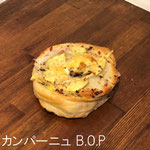 カンパーニュ B.O.P　￥275+8%：低温で長時間じっくり発酵させたライ麦入りの生地に、B（ベーコン）・O（オニオン）・P（ポテト）をぐるぐる巻いて、バジルの葉をちらしました。