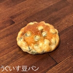うぐいす豆パン　￥185+8%：うぐいすかのこがぎっしり入った菓子パンです。