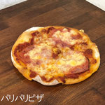パリパリピザ　￥325+8%：ライ麦入りのパリパリ生地にボローニャソーセージスライスをのせました。２つ折にすると食べやすいです。