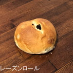 レーズンロール　￥130+8%：角食パンの生地にほしぶどうをまぜました。