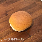 テーブルロール　￥70+8%：具の入っていないシンプルな丸パン。やわらかく甘みがあるので、そのままでも、サンドでも。