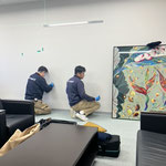 作品を壁面に密着して展示する為のレールを先ず壁に装着。