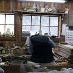 背中から伝わってくる気がしませんか?つくりてさんの思い 窓には雪が・・・・