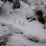窓の外に小さな雪だるま 製作者は言わずもがな 笑