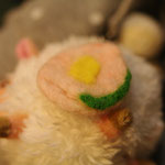 羊のマスコットに羊毛からできたブローチをつけてみる