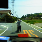 道路の真ん中で・・・(笑) 何を探していらっしゃるんでしょうか。のどかですね~!(^^)!