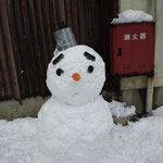 大社の玄関先にはたくさんの雪だるま。鼻がにんじん♪