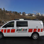 Police Neuenburg Mercedes Vito mit Traffic Storm und Signal Tafel