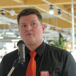 Chef des neuen Supermarkts ist Kai Windmüller, der bereits seit acht Jahren erfolgreich den Rewe in Birkenstein betreibt. Seine 40-köpfige Markmannschaft wird immer montags bis samstags von 7 bis 22 Uhr für die Kund*innen da sein.