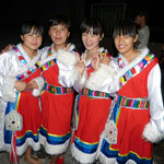 Am Teenager-Day führte jede Klasse Minderheiten-Tänze auf: Hier eine Gruppe mit tibetischen Kleidern.