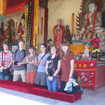 Fabia, Dominik, Lennard, Valeska, Ribana, Marie und Nina beim Buddha