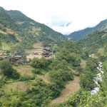 Das tibetische Dorf aus der Ferne