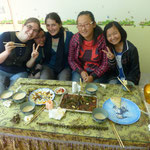 Im tibetischen Restaurant mit 2 unserer Schüler: 2 Flussschnecken-Meter :-)