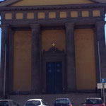 Ein großes Säulenportal vor der Ludwigkirche