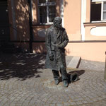 Kaspar-Hauser-Denkmal - hier als Gerichtsschreiber seines väterlichen Freundes Anselm von Feuerbach