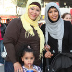 Freundinnen. Zwei  muslimische Frauen mit bedecktem Haar lächeln in die Kamera. Foto: Helga Karl