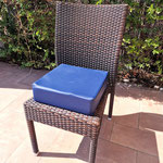 Sitzerhöhung auf Rattanstuhl