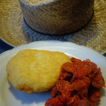 Hojaldra (links) & Salchicha guisada (rechts)