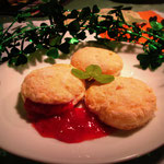 Plain Scones mit Erdbeermarmelade
