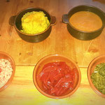 Beilagen Dholl Puri (Linsen/Bohnen Curry, Tomaten Chutney, eingelegte Paprika. Koriander Chutney)