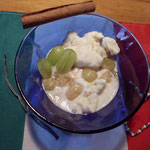 Vanilleeis mit heißen Trauben