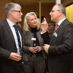 Die Pressesprecherin der EKKW, Pfarrerin Petra Schwermann im Gespräch mit Jürgen Mathuis (r.) und Stv. Direktor der Hessischen Medienanstalt Prof. Dr. Murad Erdemir (l.)